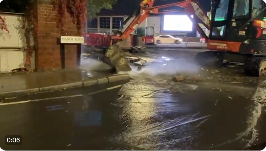 Leaks on Manor Circus, November 5, 2023. (Click to see video.)